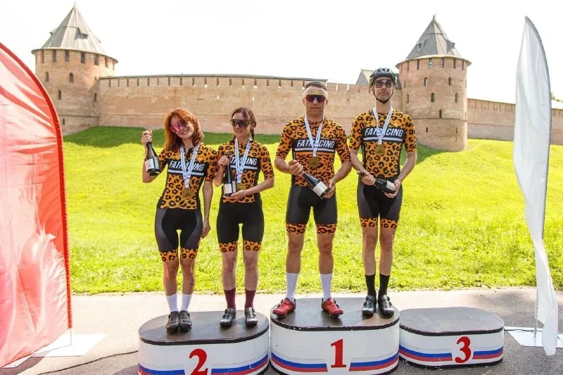 Команда FATRACING в леопардовой велоформе на подиуме
