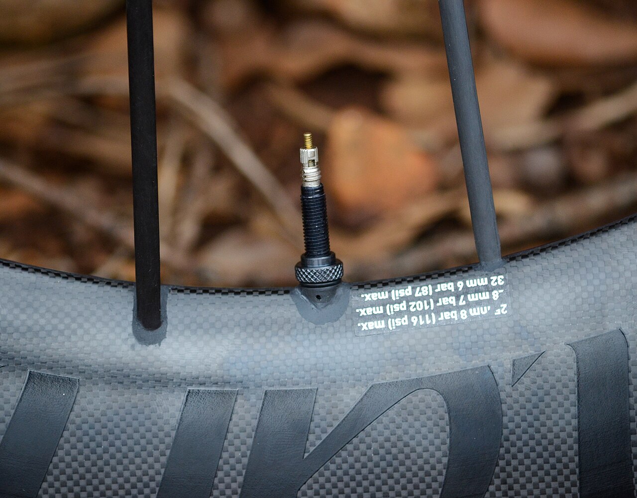 Presta valve in tubeless rim: upper core and locking nut at the base