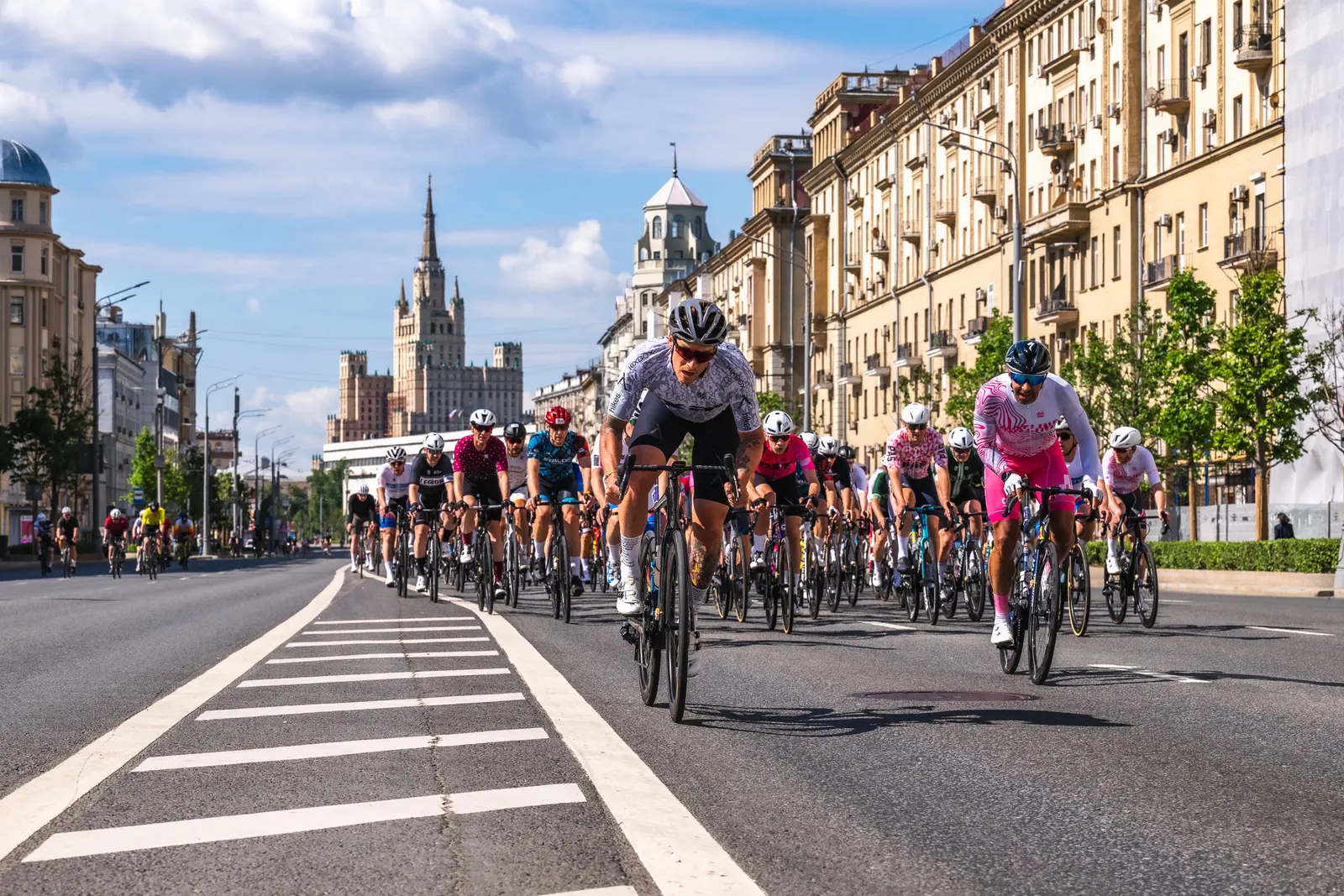 A large CyclingRace peloton on a Moscow city street