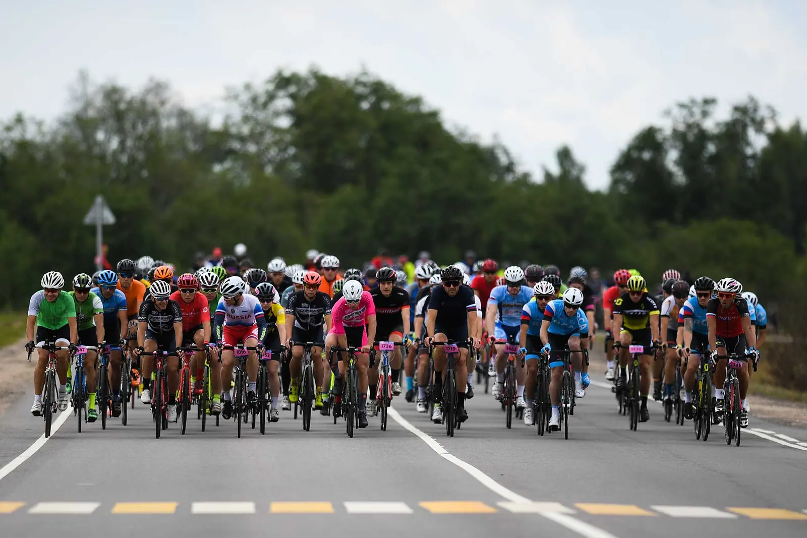 A large peloton of Gran Fondo Russia is moving along the highway