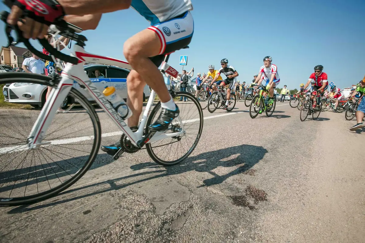 Gran Fondo Russia participants drive past the camera on road bikes