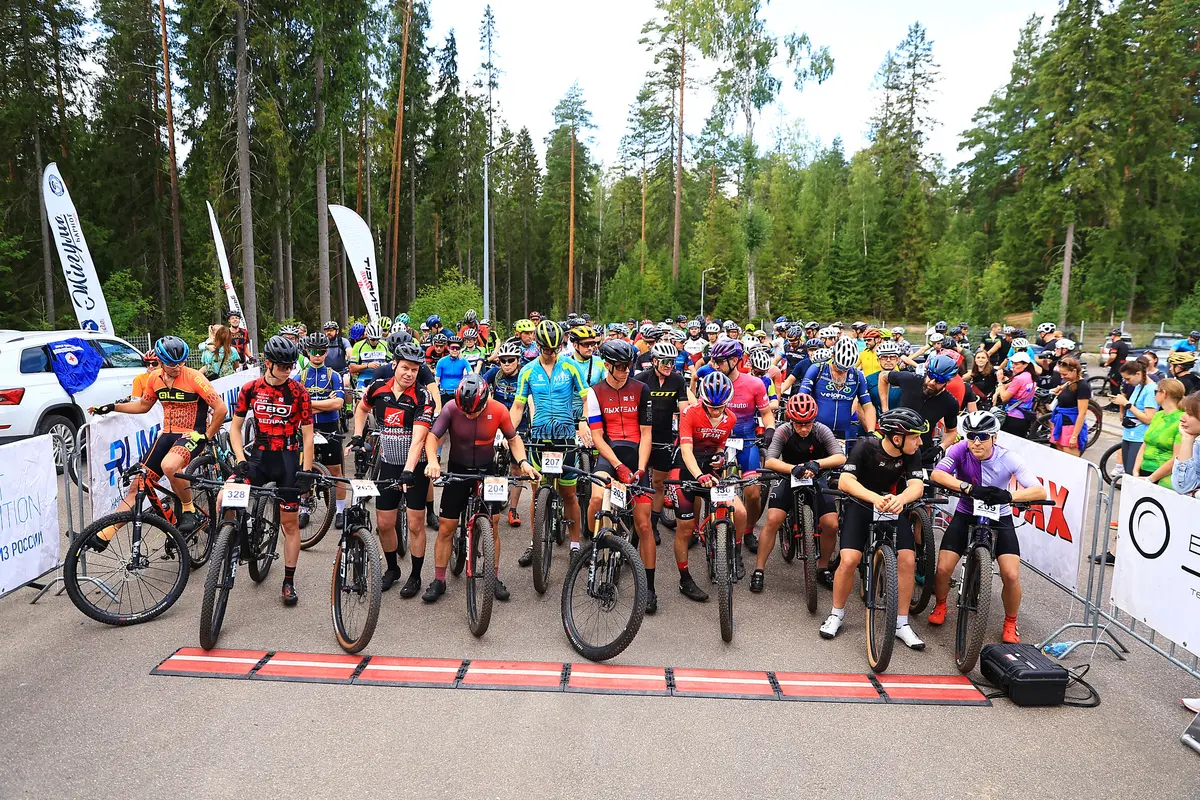 A large peloton of Koskijarvi at the starting line in a pine forest