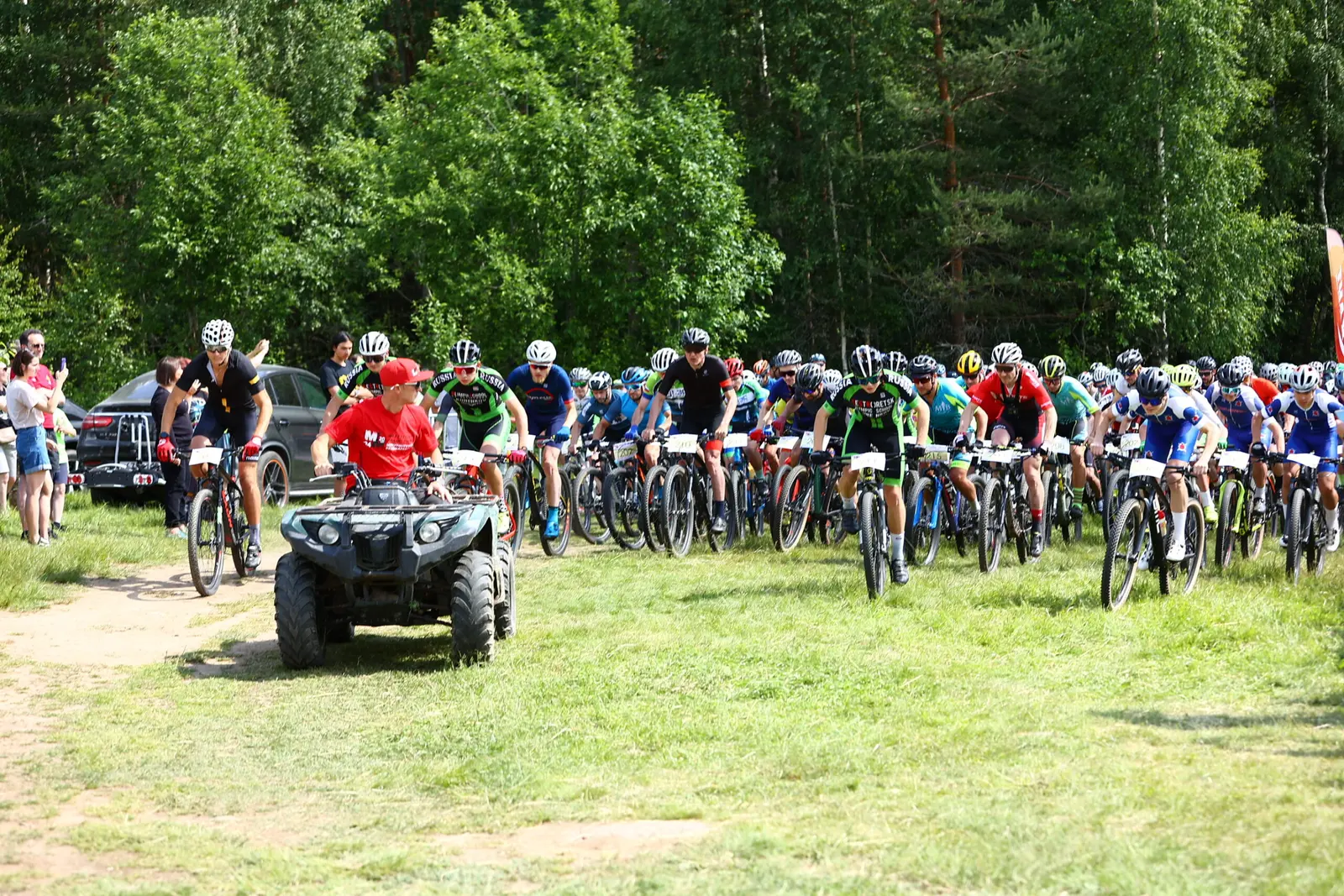Mass start of participants in the KVMLO velomarathon near the forest