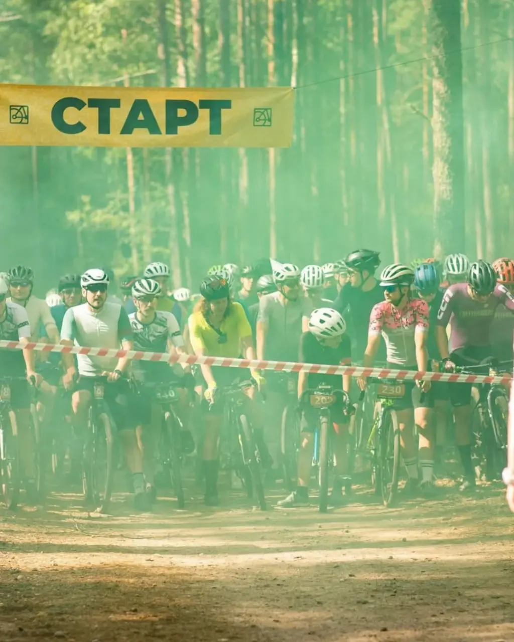 Participants of the SHULZ Gravel Weekend at the start in the pine forest