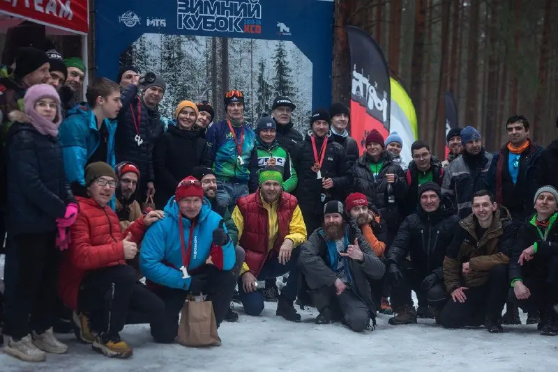 XCnews riders and spectators at the finish arch in the winter forest