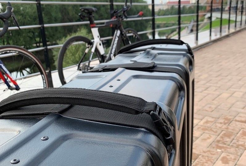 Велочемодан BikeBoxGo рядом с велосипедами
