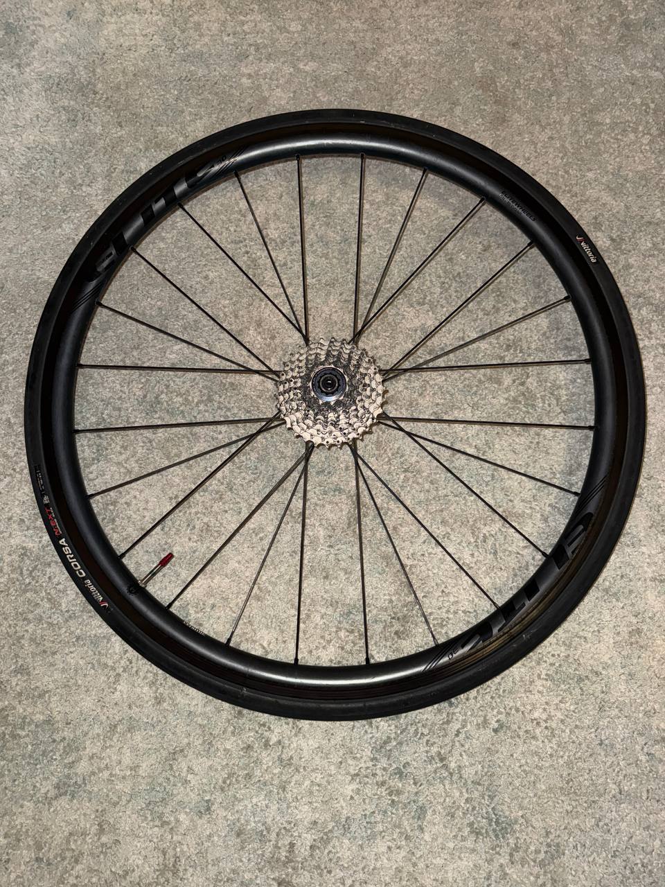 Колесо шоссе Elitewheels, заднее, б/у, без видимых дефектов. Карбон, 26, обод 30мм, под v-brake, 20 спиц, под бескамерную резину. Продается без кассеты. Сейчас стоит запаска с